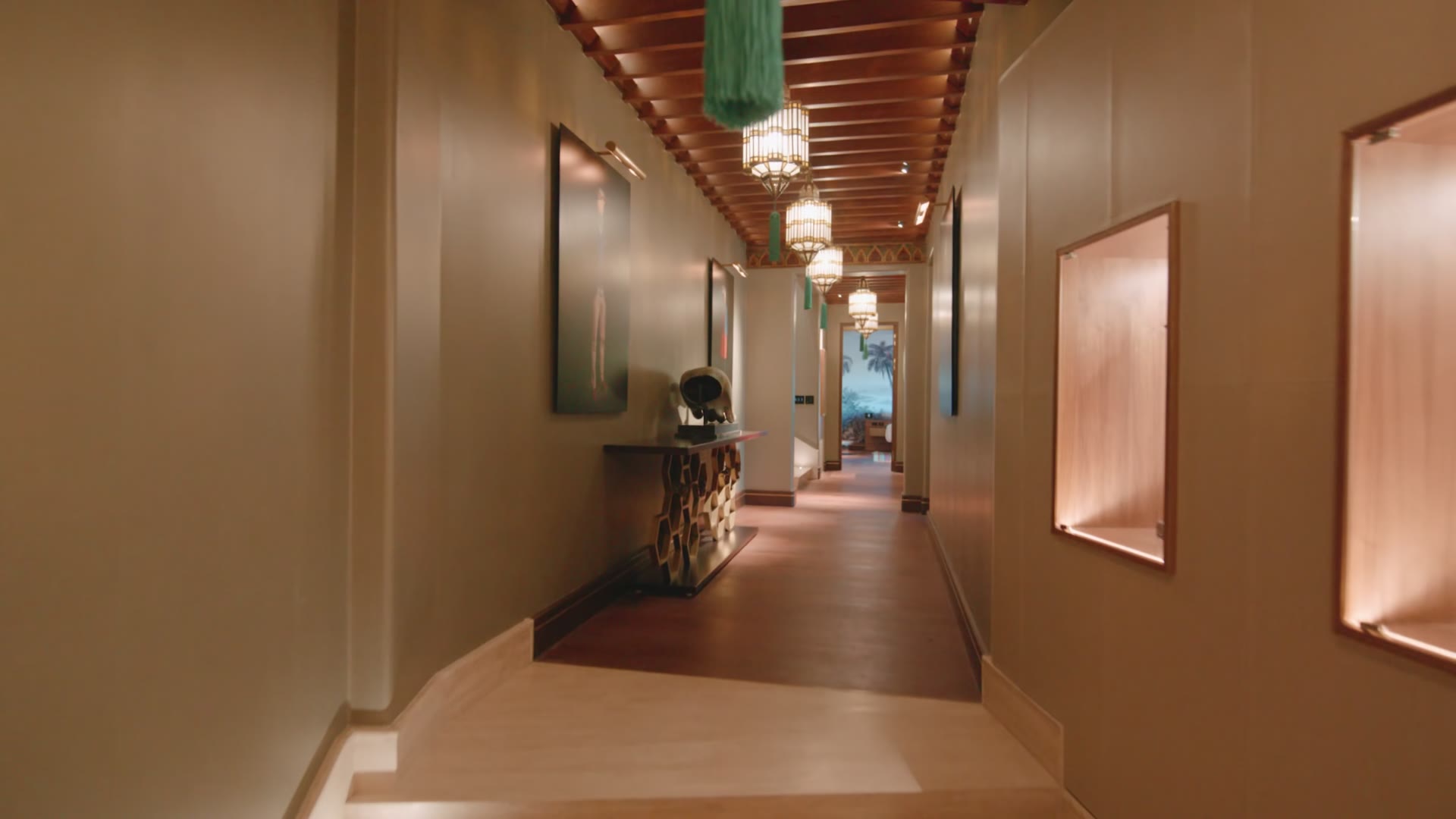 Luz cálida sobre el interior de madera de The Hive