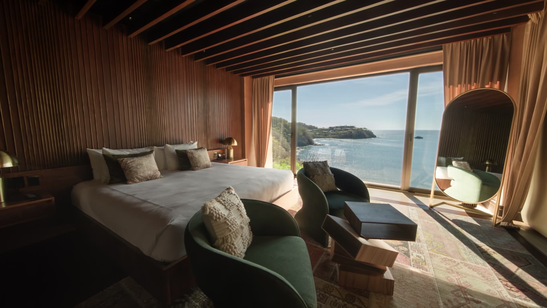 Dormitorio revestido de madera con vistas al mar en el vídeo inmobiliario de The Hive